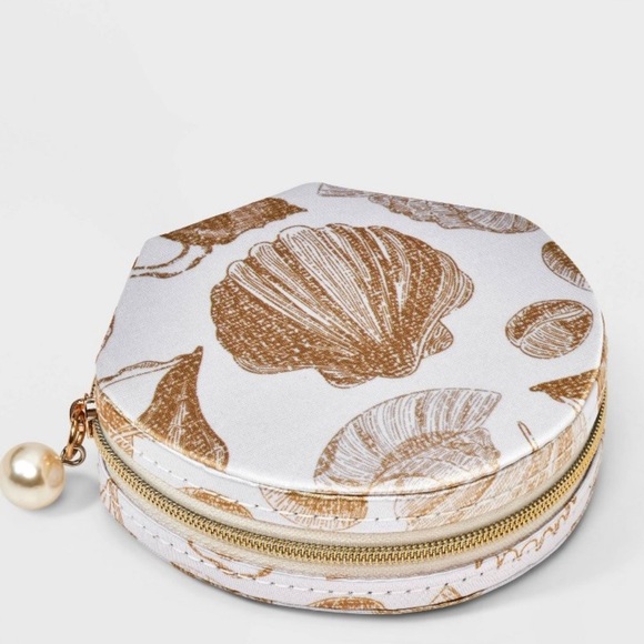 Seashell Travel Jewelry Organizer with Pearl Charm + 2 Pairs Earrings - Picture 5 of 5